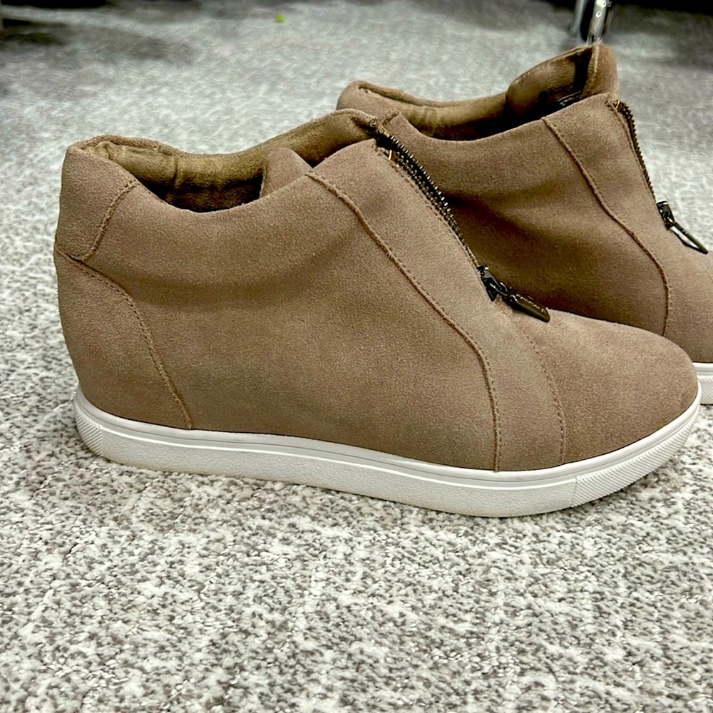 Beige wedge zip bootie